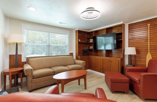 Lighthouse Lodge #4 – Lakefront Home & Boat Slip Access