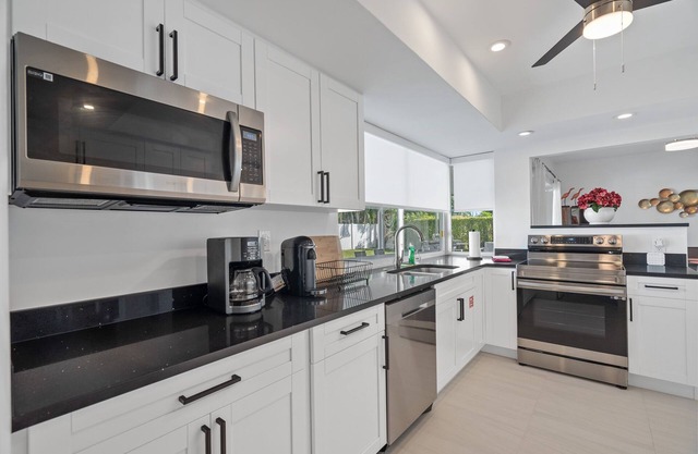 Lighthouse Point Escape - 3 Bedroom Home w/Private Pool, HotTub & Covered Patio