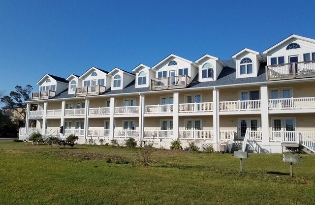 Évadez-vous à 10 au Lighthouse Villas: Condo à une chambre situé dans le village d’Ocracoke.