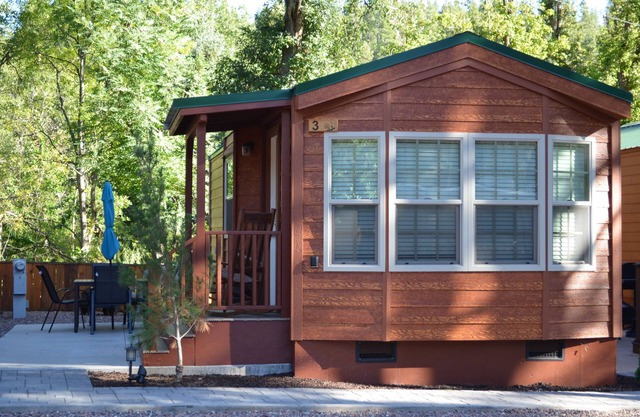 Comme une nouvelle chambre, une cabine de bain donnant sur Christopher Creek