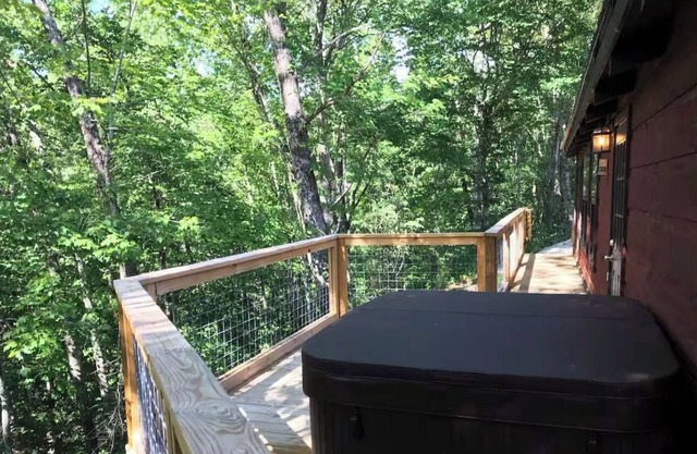 Lil' Hideaway with hot tub, relax and unwind!