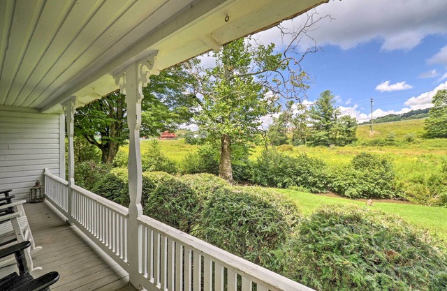 NOUVEAU! Cozy West Jefferson Cottage w / Private Hot Tub