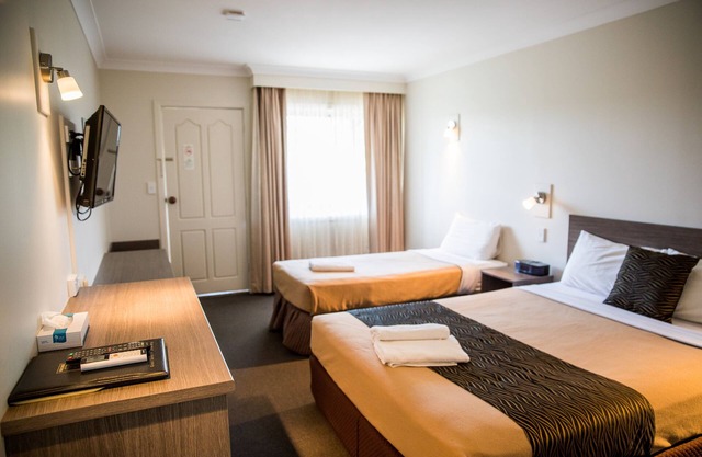 Lilac City Motor Inn Deluxe Twin Room 17
