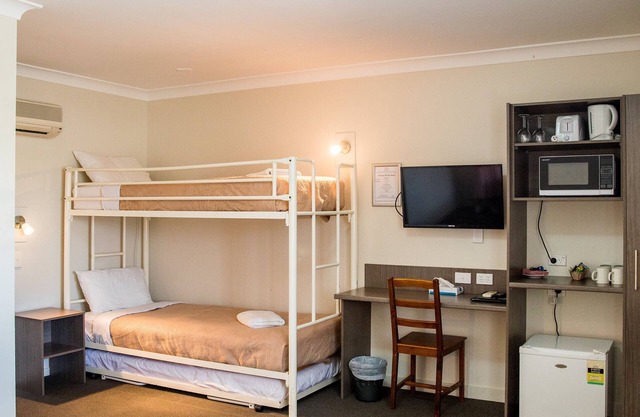 Lilac City Motor Inn 1 Room Family 19