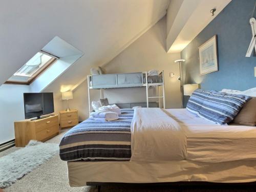 LilBear- AC, Pool, Sauna, Hot Tub, Near Resort