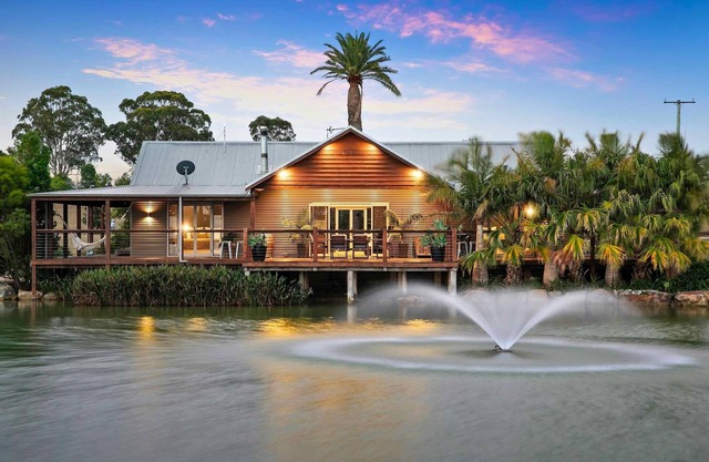 Lilies Lakeside Spa Villa - 2 Bedroom - Escape in style to Lilies luxury retreat