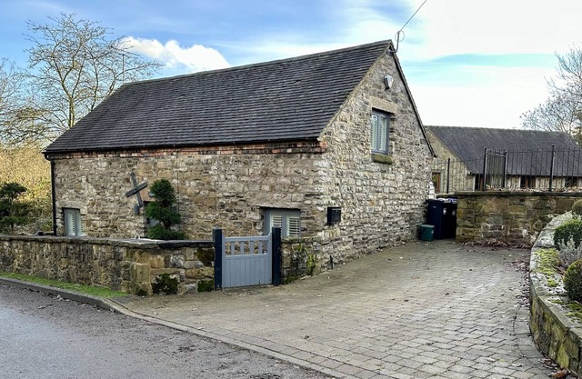 LILIMAE BARN, family friendly, with a garden in Hulland Ward