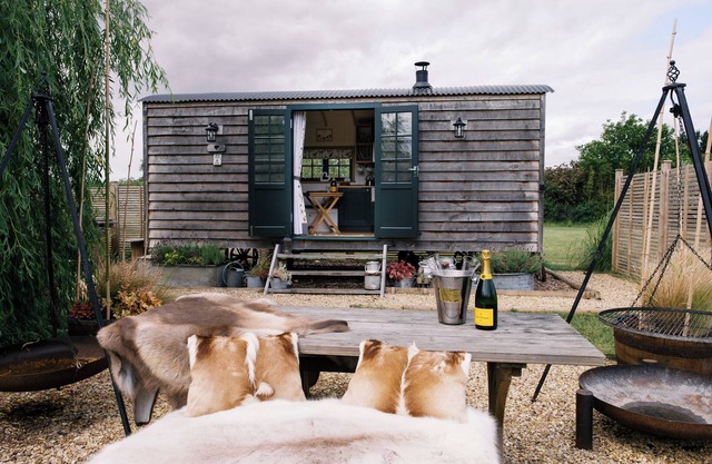 Lillie's Shepherd's Hut - Sleeps 2 & Hot Tub