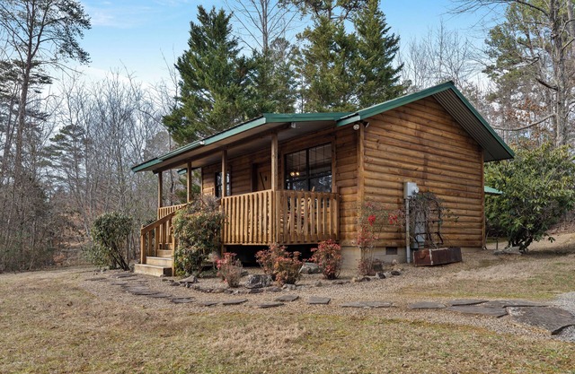 Lilly Cabin près de Pigeon Forge pour les couples!