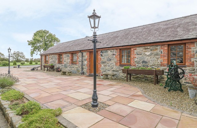 Lily Cottage, CAEATHRO
