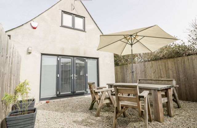 LILY COTTAGE, pet friendly, with a garden in Camelford