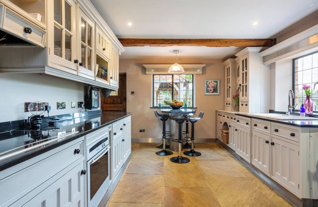 Lily Ponds Cottage - Four Bedroom Villa, Sleeps 7