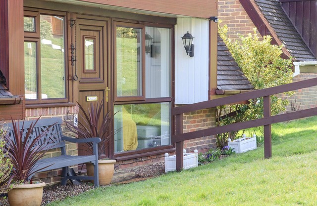 LILYROSE COTTAGE, pet friendly, with pool in Stone Cross