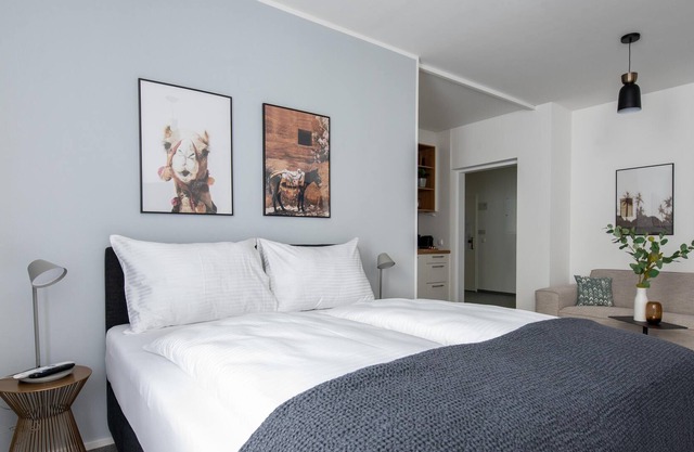 limehome Linz Friedrichstr | Suite XL seating area
