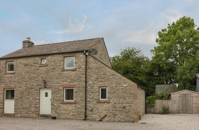 LIMERS COTTAGE, family friendly, character holiday cottage in Longnor