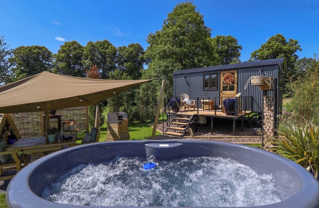 PORTLAND LUXURY GLAMPING, romantic, with hot tub in Nottingham