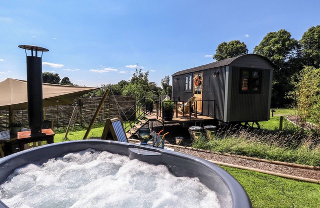 SOUTHDOWN LUXURY GLAMPING, romantic, with hot tub in Nottingham