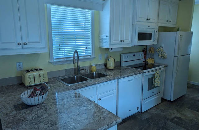 "Limon Lodge" 70" TV, Central AC, WiFi ,Private patio, Free parking. Quiet...