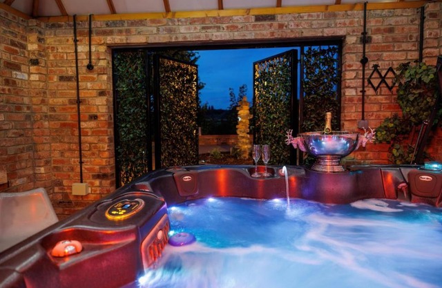 Lincoln Holiday Retreat View with Private Hot Tub