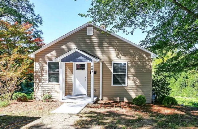 Lincolnton Downtown Cottage: w/ private backyard