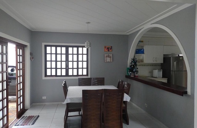 Linda Casa, 3 quartos, acomoda 10 pessoas, há 1,5 km da praia da Enseada
