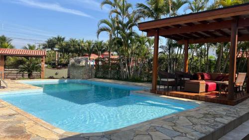 Linda casa com piscina privativa Morada da Praia 3 quartos e 4 banheiros Aceita Pet Wi-fi na casa toda Área gourmet com churrasqueira acomoda até 15 pessoas com muito conforto 2 bicicletas disponíveis para um passeio pelo condomíno