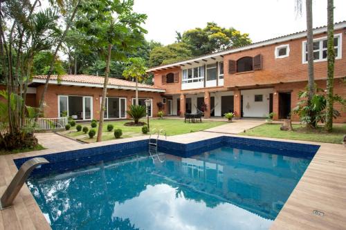 Linda Casa reformada de 4 Suítes no bairro Morumbi - pertinho do Albert Einstein