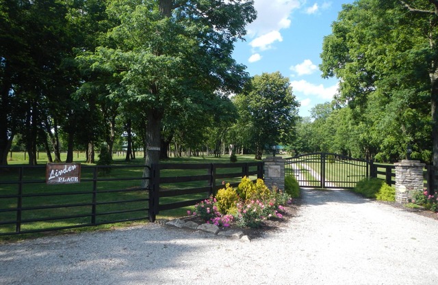 Linden Place est une nouvelle cabane fermée située au milieu de Bluegrass Horse Farms