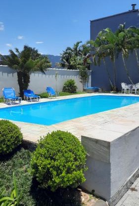 Lindo Sobrado com Piscina em Condomínio Fechado
