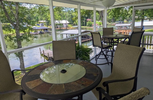 Lindsey's Lakeside Hideaway with hot tub & fire pit!