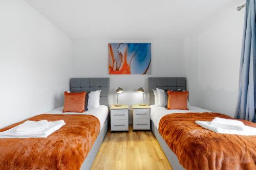 Lindsey Serviced 4 Bedrooom 2 Bath house with Parking Maidenhead