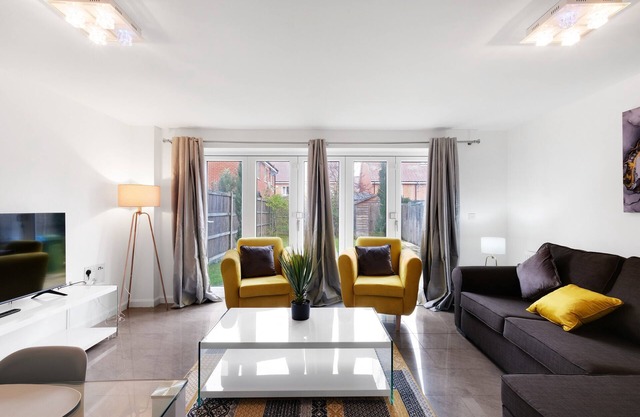 Lindsey Serviced 4 Bedroom 2 Bath house with Parking Maidenhead