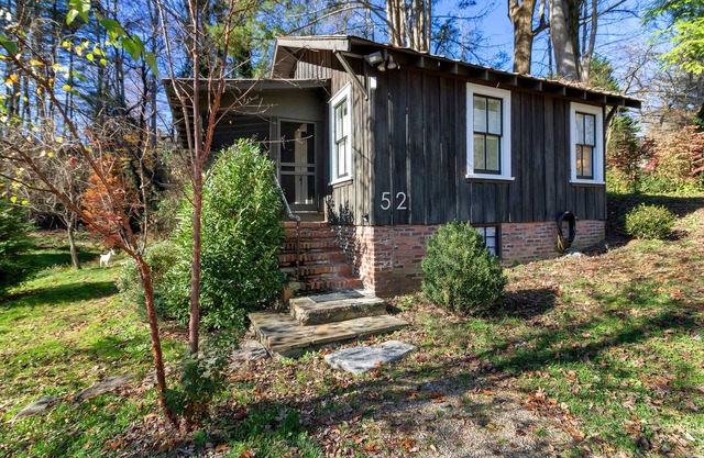 Lingerlong Cottage au centre-ville de Brevard.