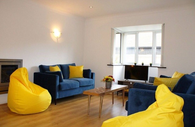 Lingwood Park Villa by MT Property