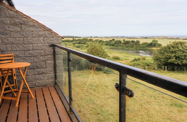 LINKS VIEW, pet friendly, with a garden in Embleton