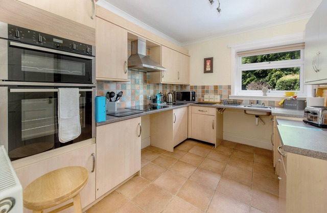 Linnets Somerset holiday home with heated swimming pool & Swedish hot tub
