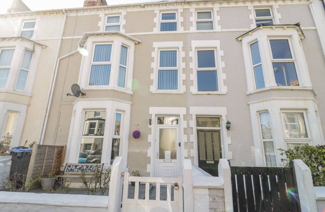 LISBOA, pet friendly, character holiday cottage in Llandudno