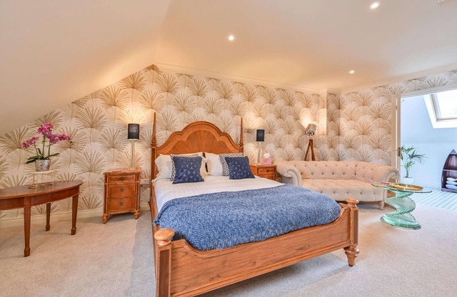 Lisburne Place Luxury Town House - sleeps up to 6 in three bedrooms. Two bathrooms.