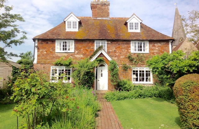 Classé Cottage du 17ème siècle dans le joli village de Kentish près de Tenterden