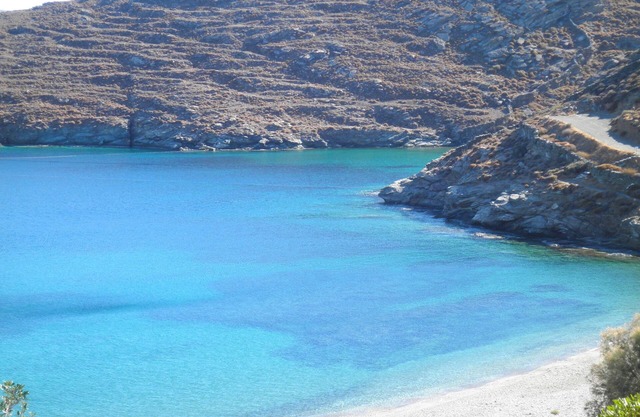 L'écoute de la mer. Maison pied dans la baie Potamia, à 50m de l'eau.