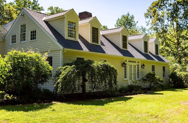 Colonial classique entouré par la nature près de la ville de Litchfield