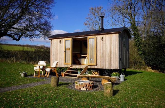 Little Ash Glamping - Luxury Shepherd's Huts