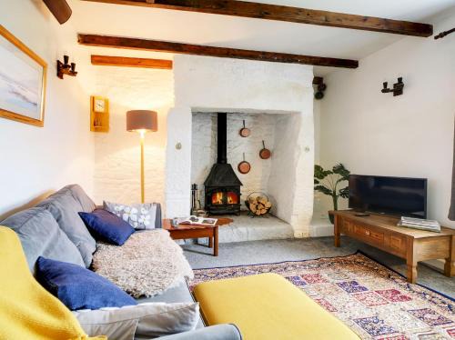 Little Avalon, a traditional Cornish cottage for couples with modern comforts