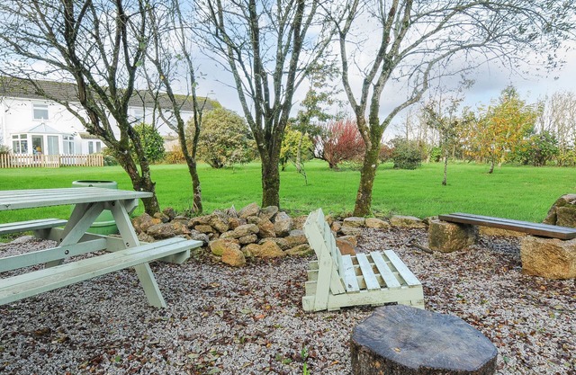 LITTLE AVALON, character holiday cottage, with open fire in Penryn