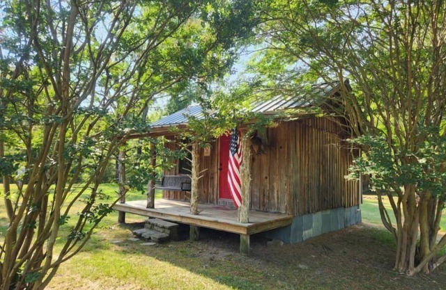 Little cabin in the heart of the Kiamichi Mountains 33 miles from Hochatown, OK