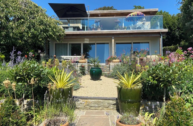 LITTLE CLIFF HOUSE, family friendly, with a garden in Lyme Regis