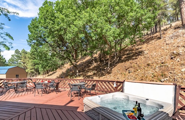 Little Creek Retreat | Babbling Creek, Hot Tub!