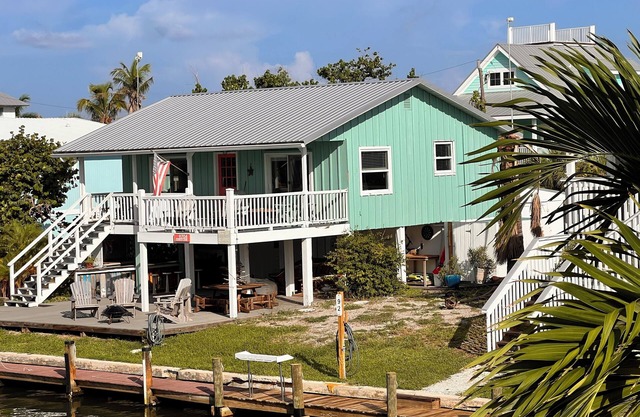 Petite île de Gasparilla: cabine de l'eau, quai de bateau à la porte !!!!