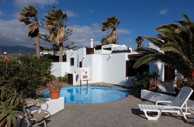 Petite maison avec piscine, vue mer et montagne et grande terrasse ensoleillée pour 4 personnes