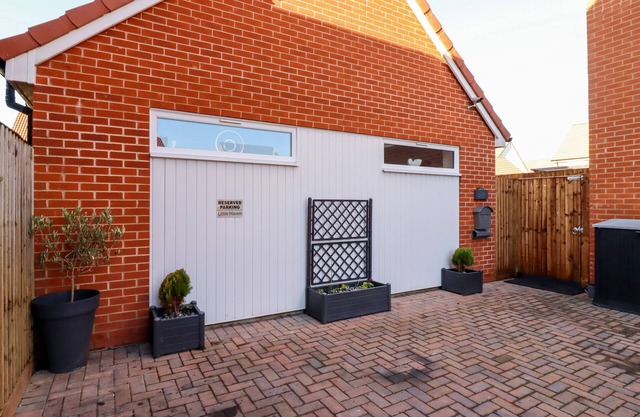 LITTLE HAVEN, country holiday cottage, with a garden in Kirby Cross